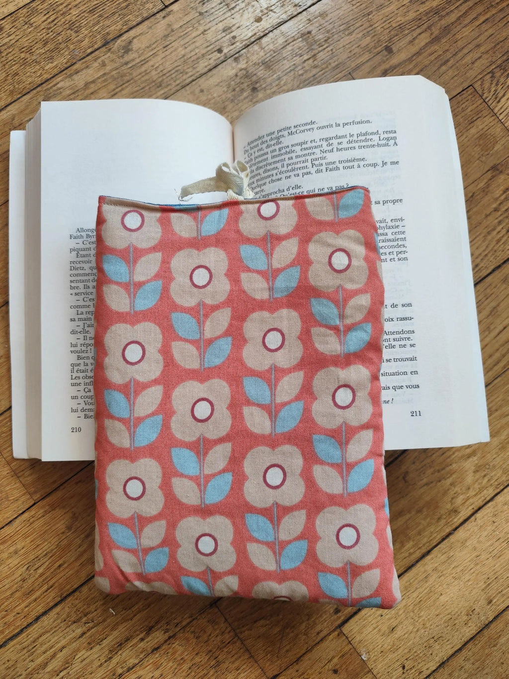Pochette réversible Fleurs Corail – Housse de livre faite main