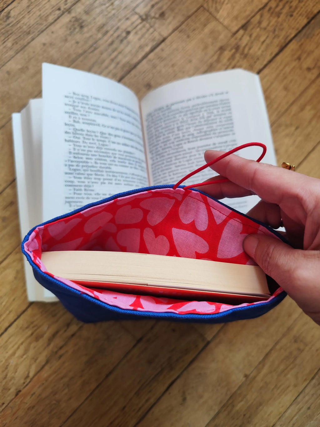 Pochette livre Bleu Électrique – Doublure Cœurs & Fermeture Bouton Cœur
