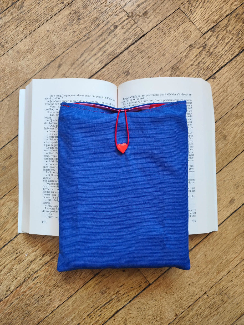 Pochette livre Bleu Électrique – Doublure Cœurs & Fermeture Bouton Cœur