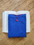 Pochette livre Bleu Électrique – Doublure Cœurs & Fermeture Bouton Cœur