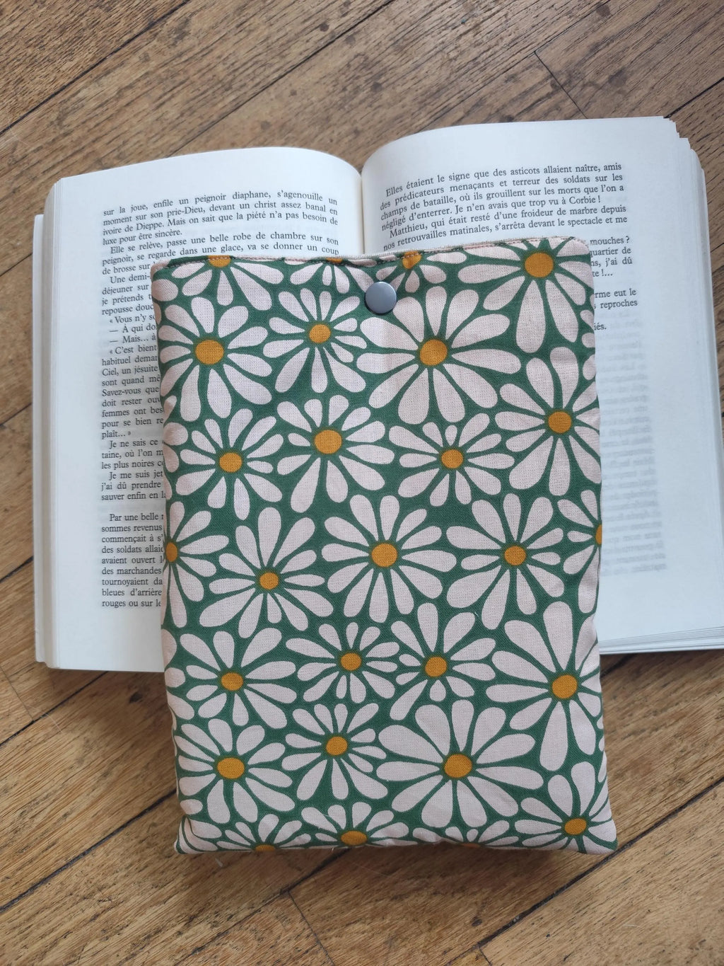 Book sleeve Large Daisies – Sage green & white fabric