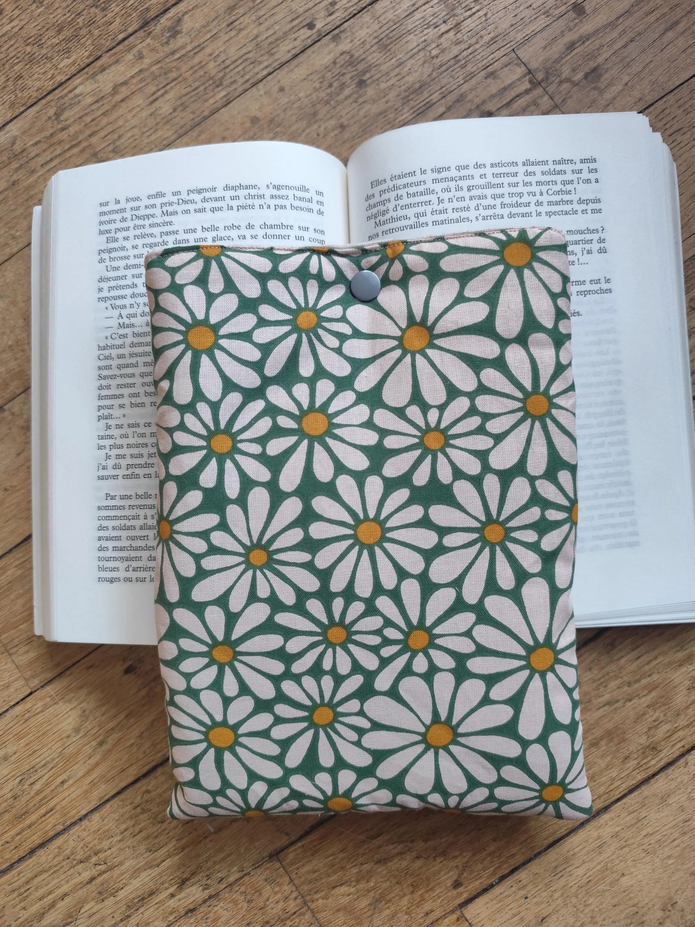 Housse de livre Grandes Marguerites – Tissu vert sauge & blanc