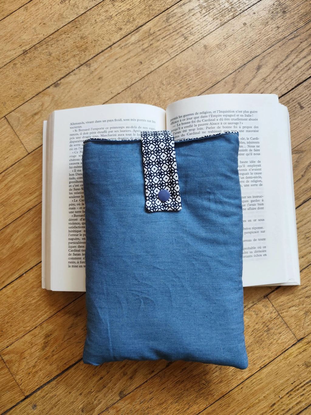 Denim-colored book sleeve – Black & white geometric flap