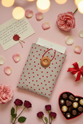 Mise en situation Saint-Valentin pochette cœurs rouges