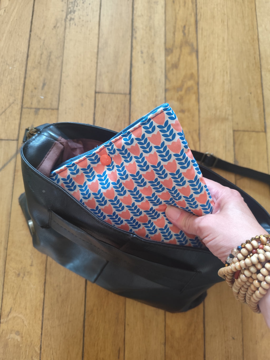 Pochette tulipes rétro rangée dans un sac emain noir – Les petites pochettes
