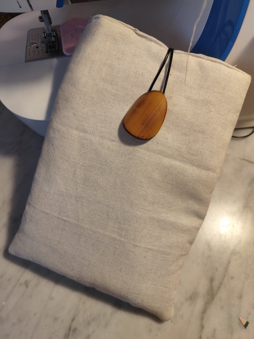 Pochette molletonnée en lin beige naturel avec bouton en bois