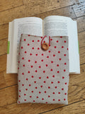 Pochette matelassée cœurs rouges – bouton bois