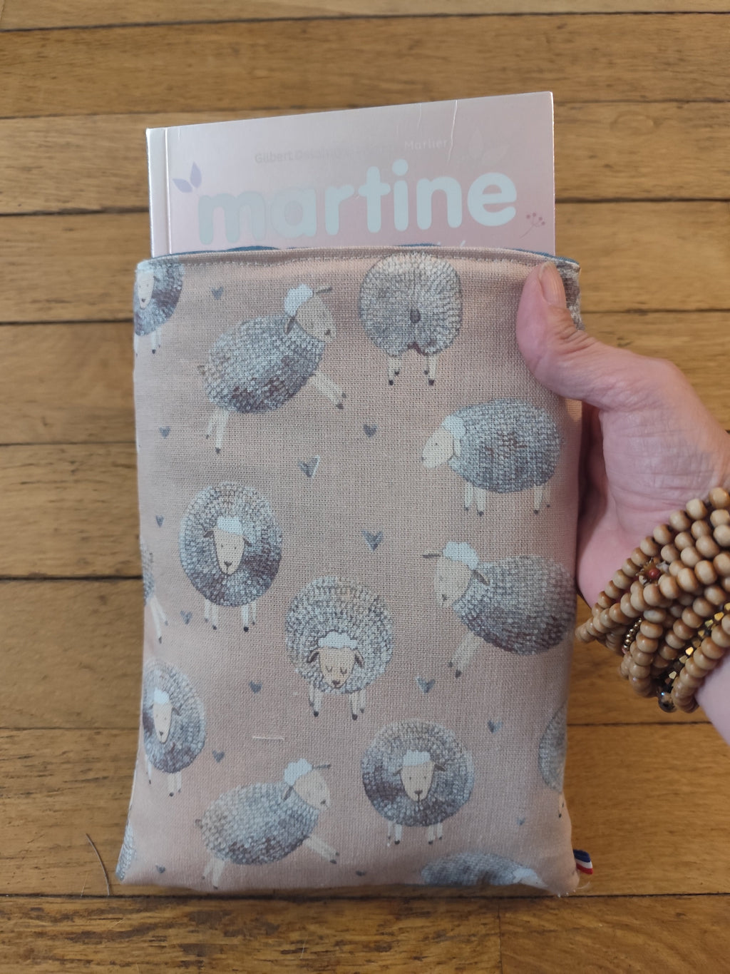 Pochette livre & liseuse Moutons – Moelleuse scratch tissu