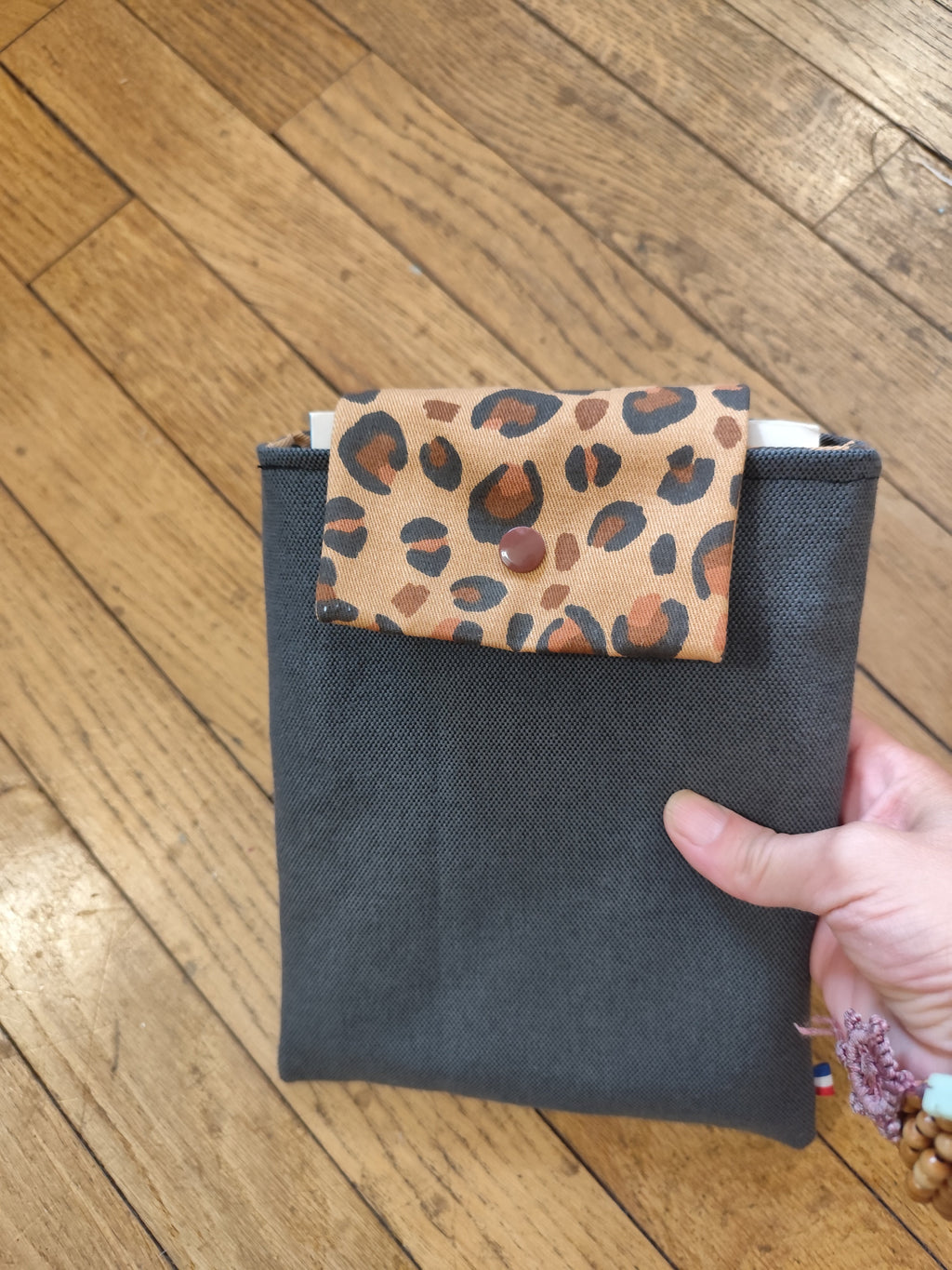 Housse livre & liseuse Gris & Léopard – Nomade bouton pression