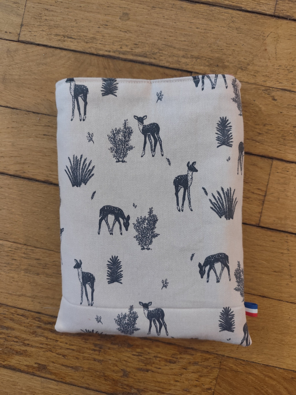 Pochette livre & liseuse Biches – Moelleuse scratch tissu
