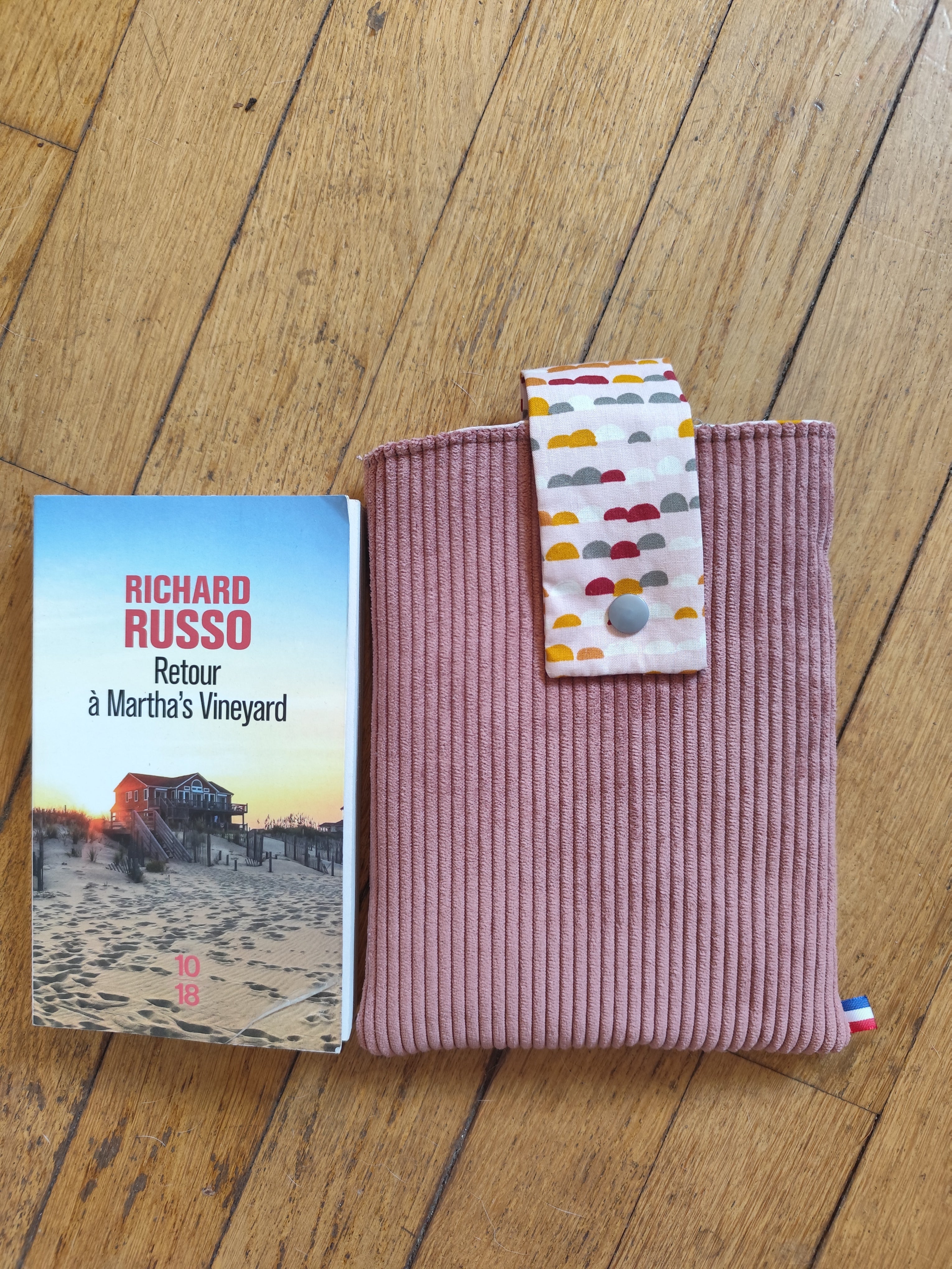 Pochette livre & liseuse Velours rose poudré – Moelleuse bouton-pression