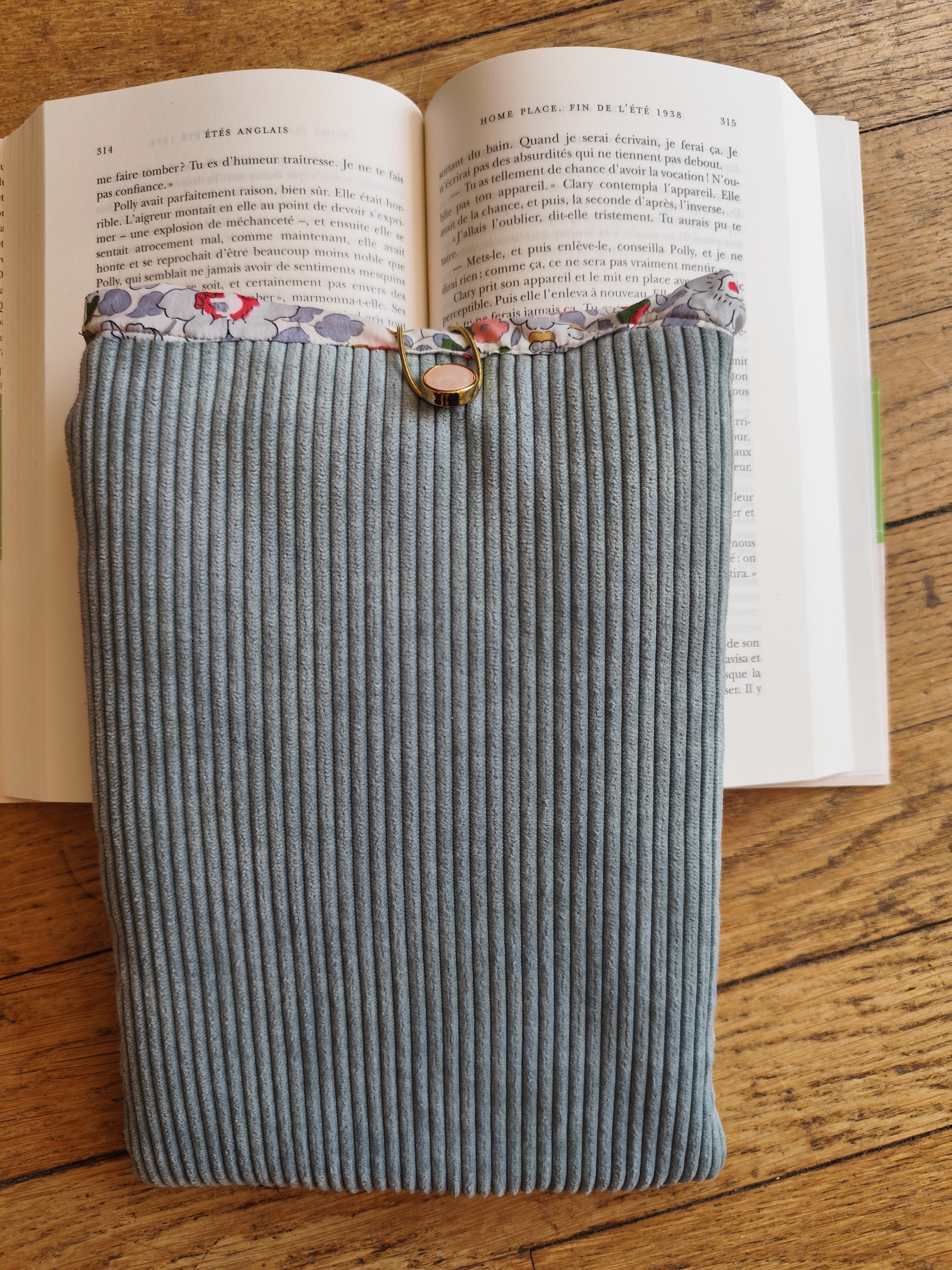 Pochette matelassée velours côtelé bleu-gris – bouton effet nacre rose et doré