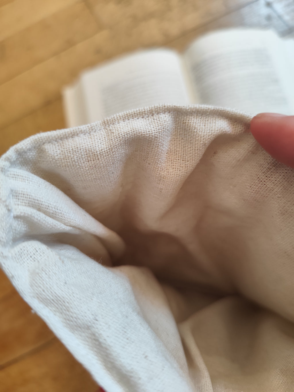 Pochette matelassée cœurs rouges – bouton bois
