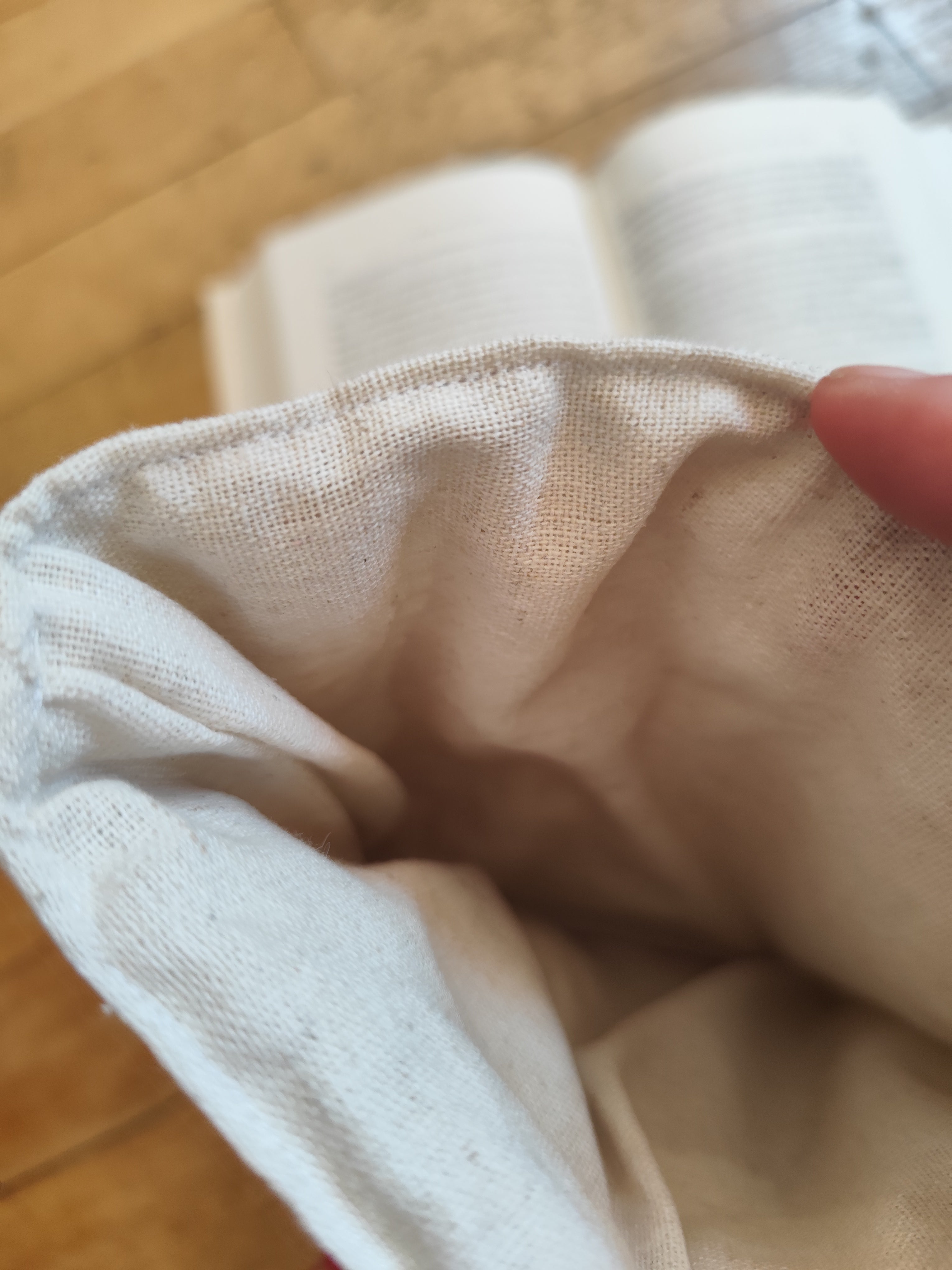 Pochette matelassée cœurs rouges – bouton bois