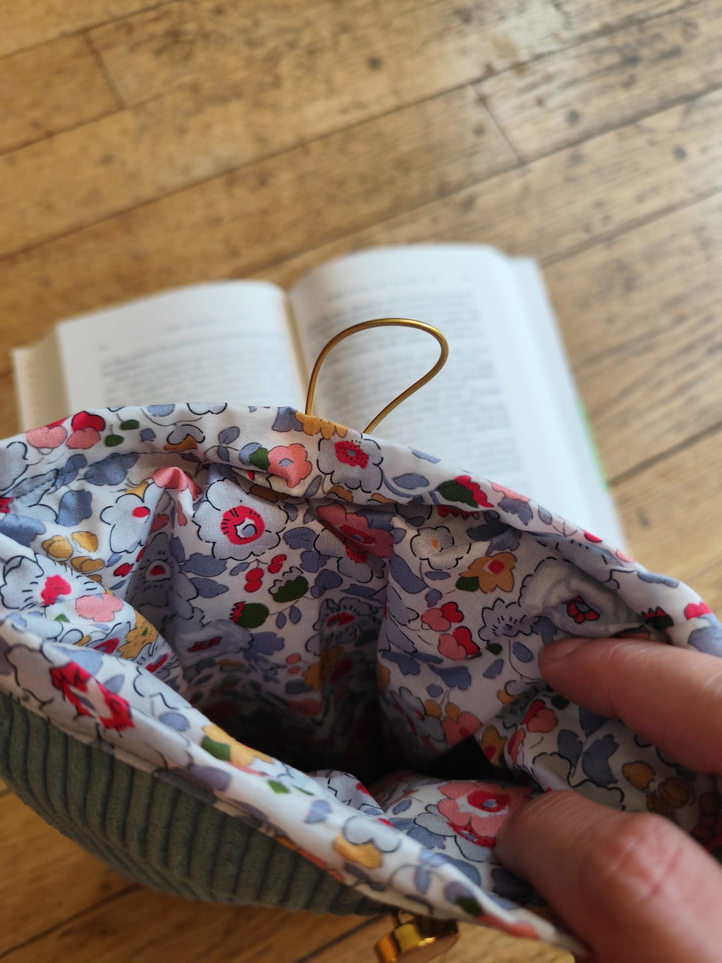 Pochette matelassée velours côtelé bleu-gris – bouton effet nacre rose et doré