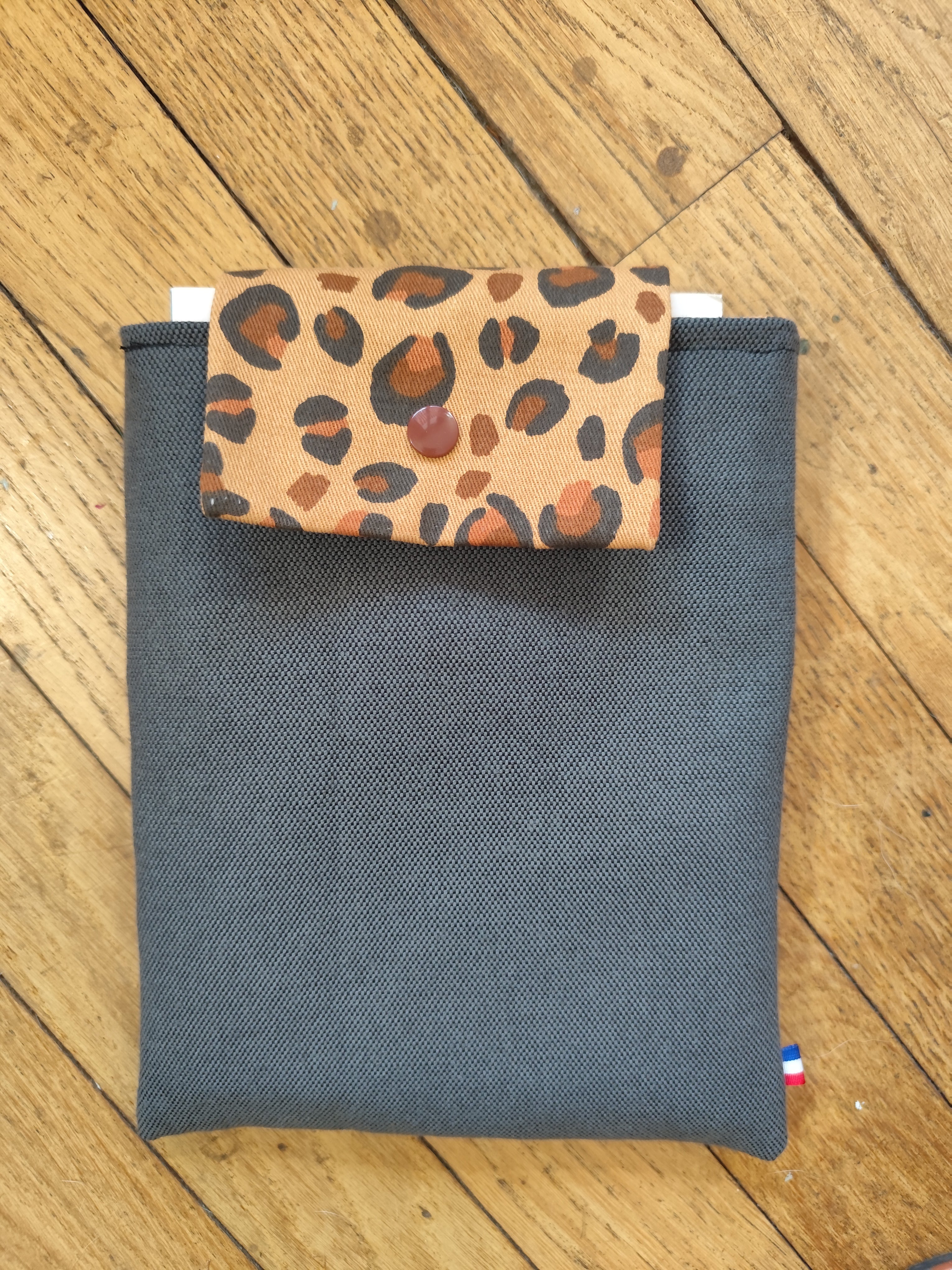 Housse livre & liseuse Gris & Léopard – Nomade bouton pression