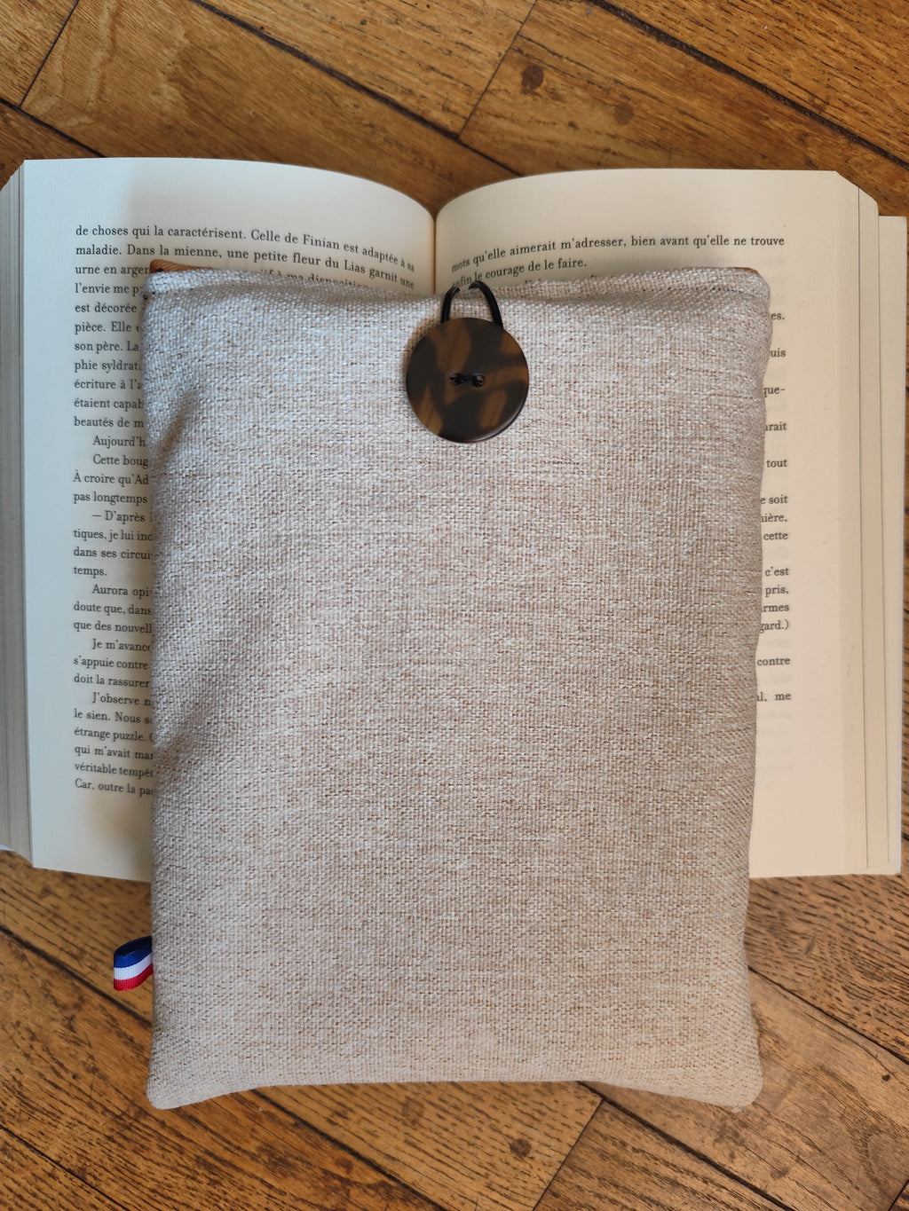 Intérieur de la pochette avec doublure imprimée léopard