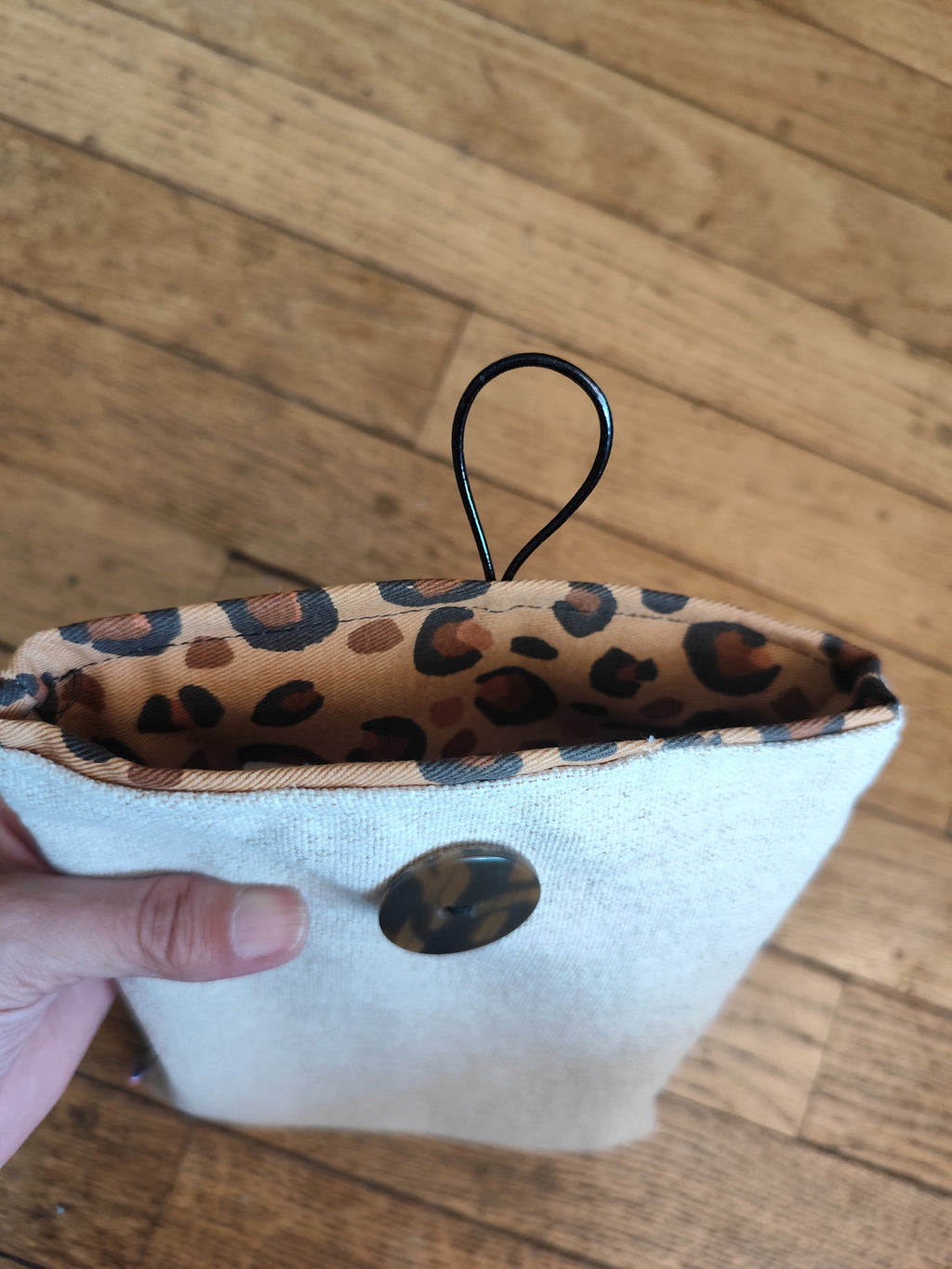 Détail de l'étiquette tricolore française sur la pochette lin naturel