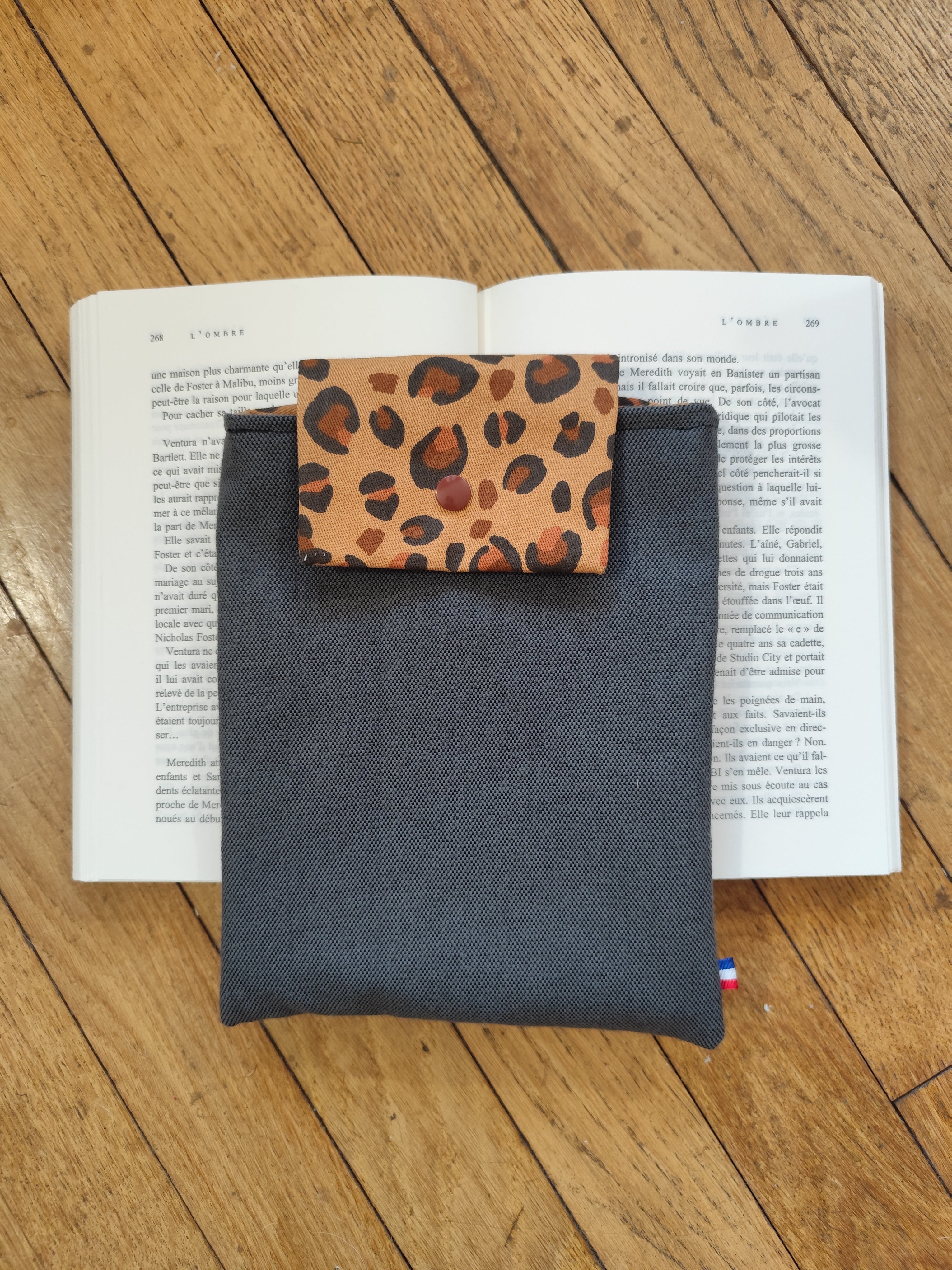 Housse livre & liseuse Gris & Léopard – Nomade bouton pression
