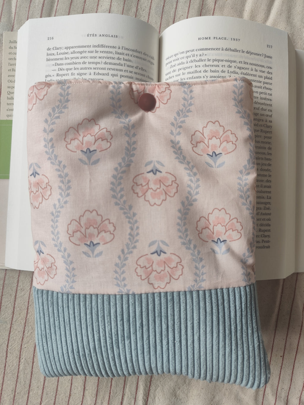 Pochette livre – Fleurs roses / Velours côtelé bleu – Ouatée & Bouton-pression