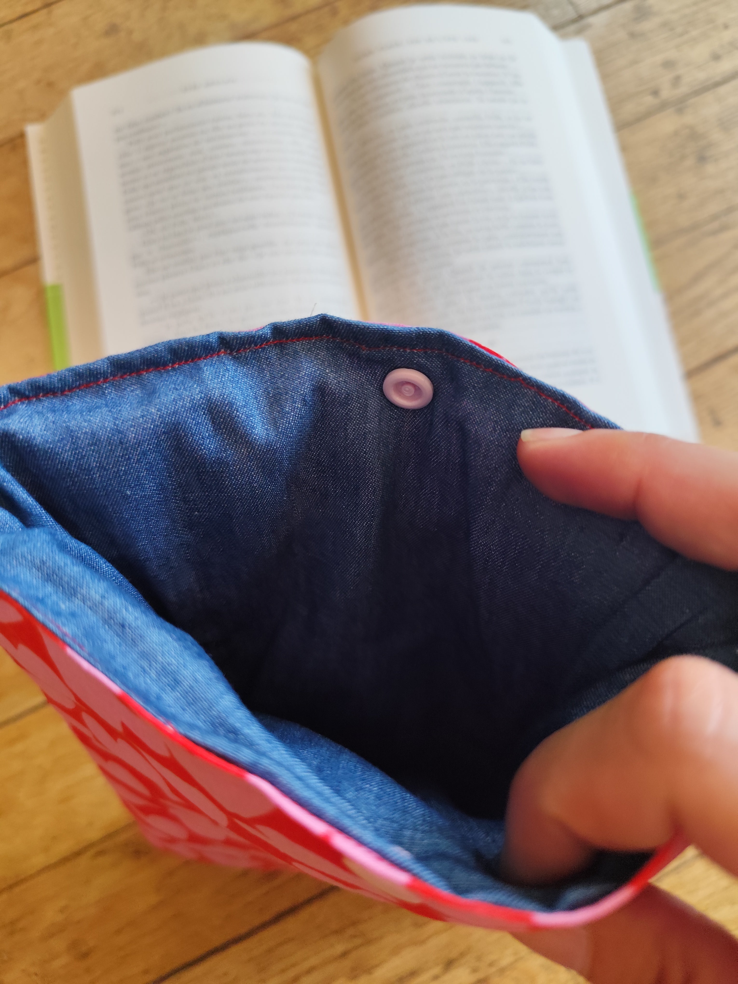 Pochette matelassée cœurs – bouton-pression