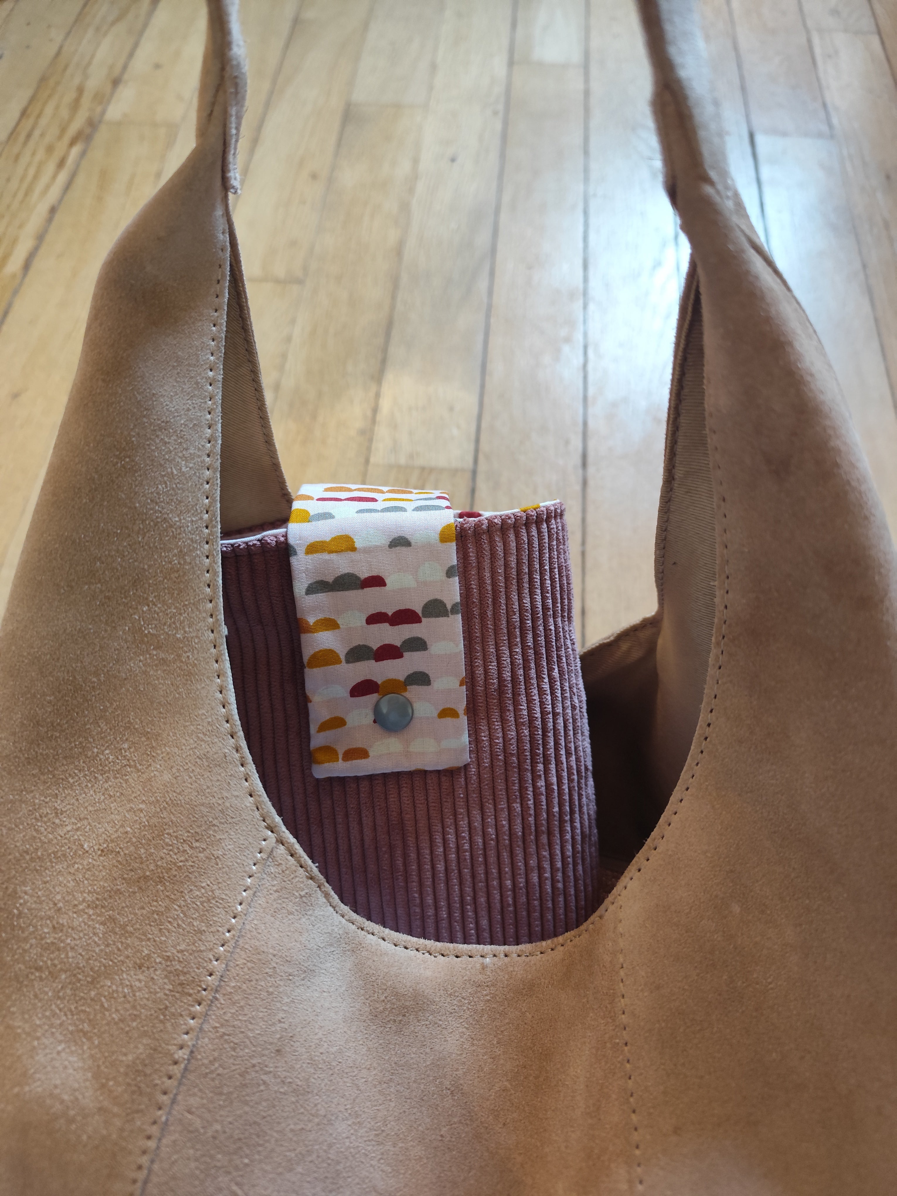 Pochette livre & liseuse Velours rose poudré – Moelleuse bouton-pression