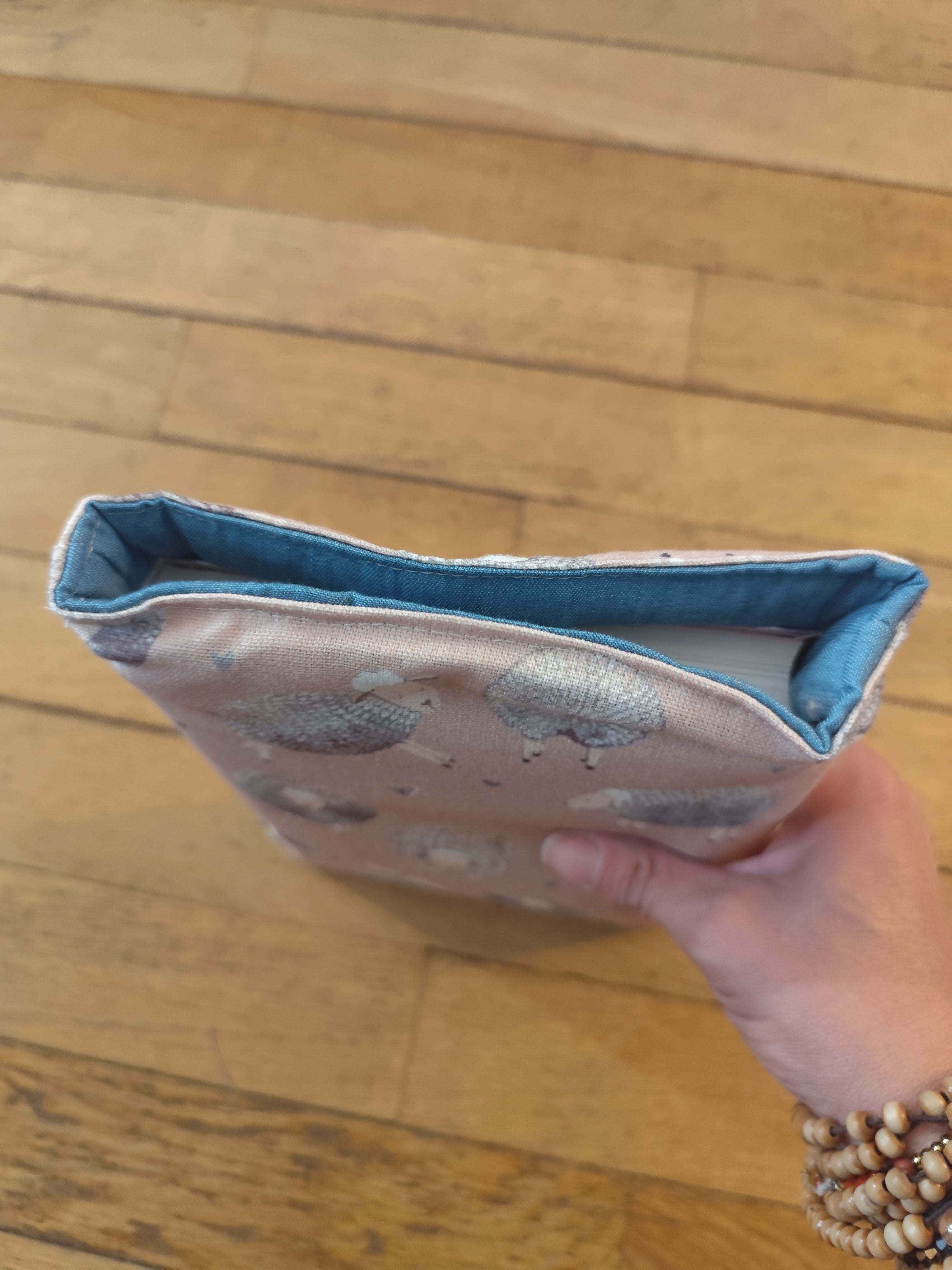 Pochette livre & liseuse Moutons – Moelleuse scratch tissu