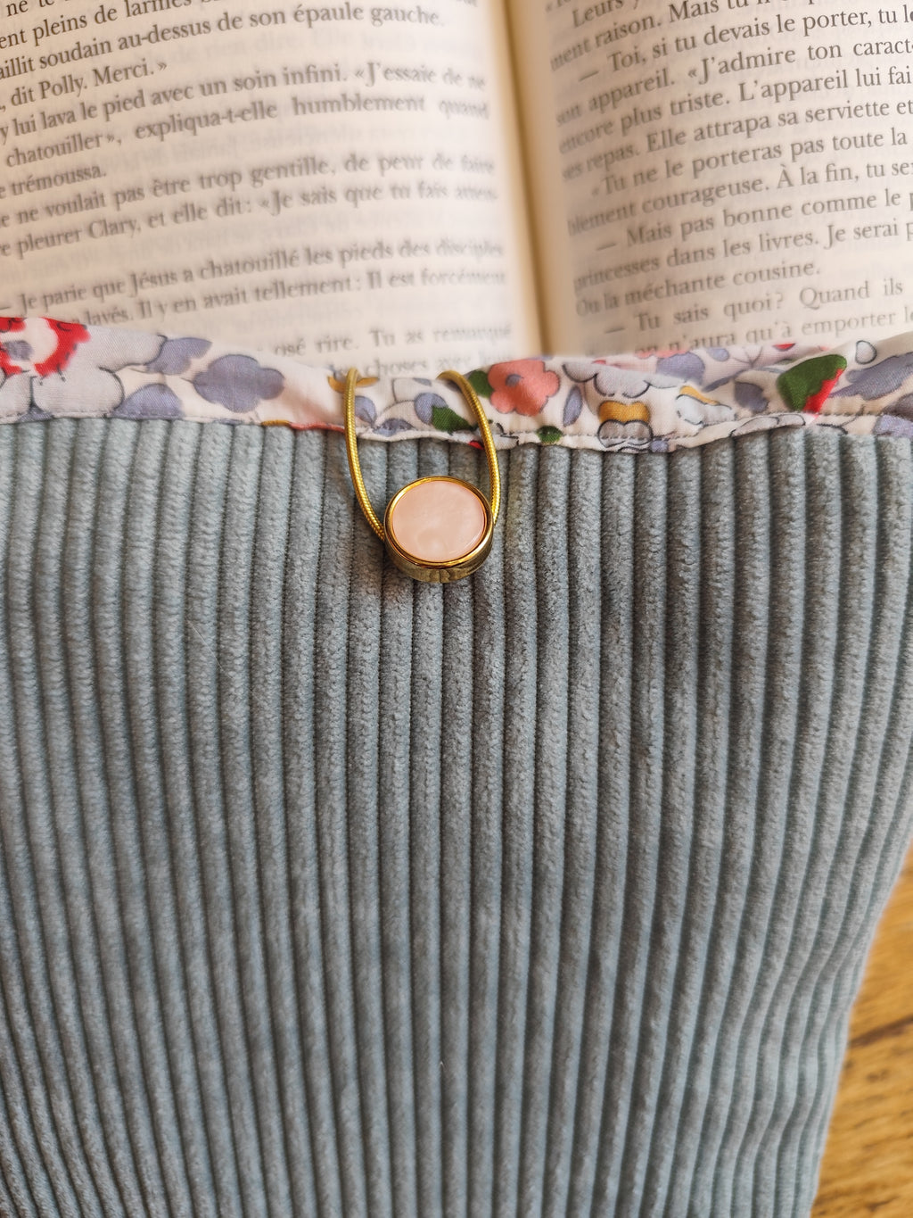 Pochette matelassée velours côtelé bleu-gris – bouton effet nacre rose et doré