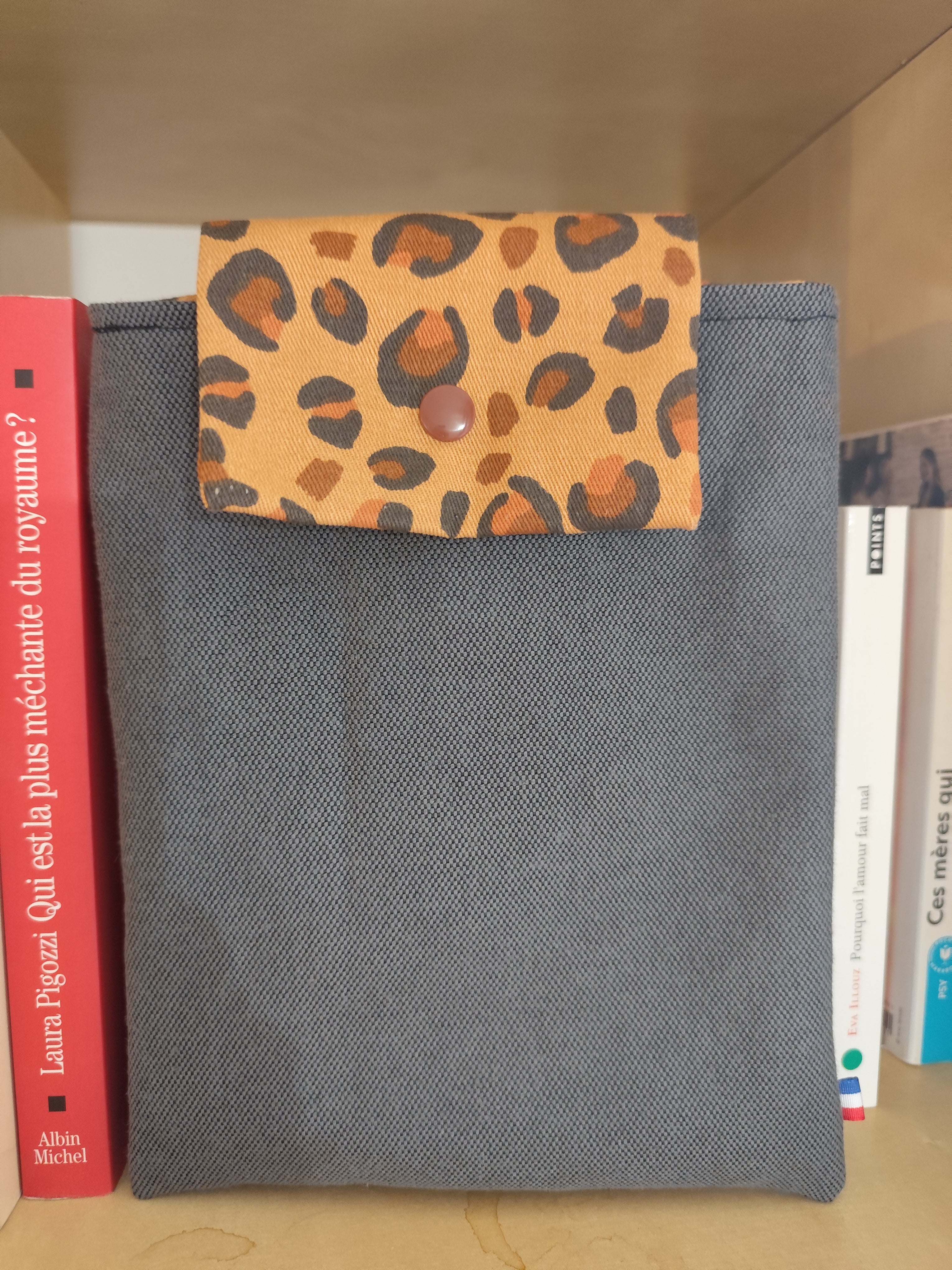 Housse livre & liseuse Gris & Léopard – Nomade bouton pression