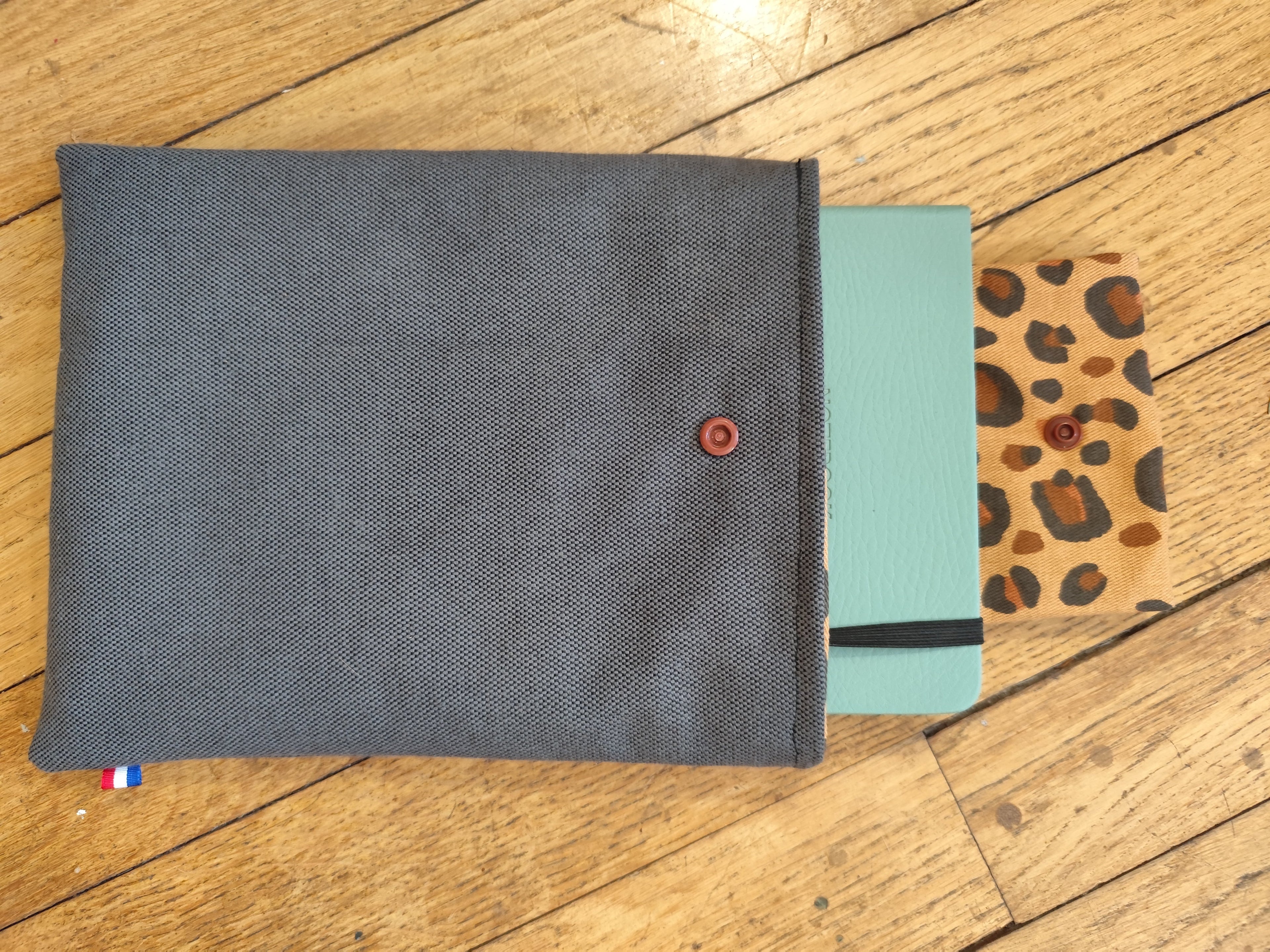Housse livre & liseuse Gris & Léopard – Nomade bouton pression