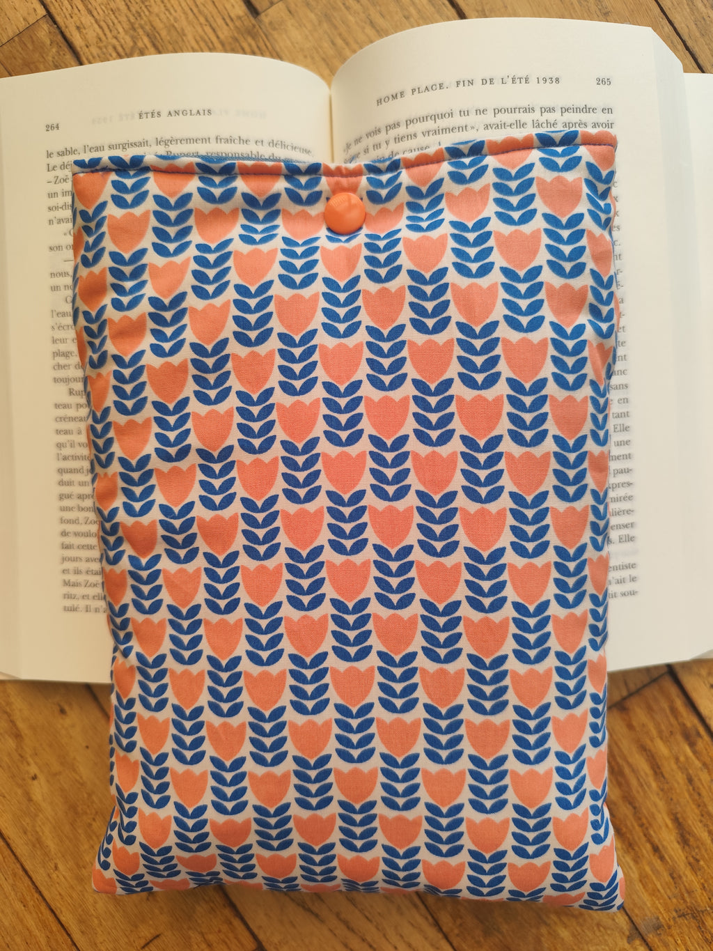 Pochette tulipes rétro posée sur un livre – Les petites pochettes